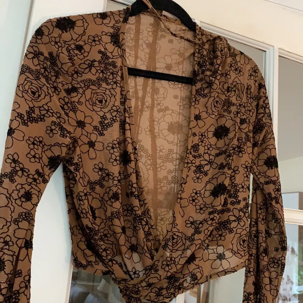 Gorgeous brown floral wrap around string waist surplice top - Picture 4 of 9